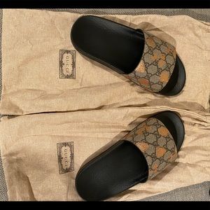 GUCCI Women’s Berry print slides